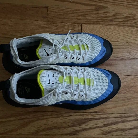 Men’s Nike Air Max Axis Sneakers - Picture 4 of 9